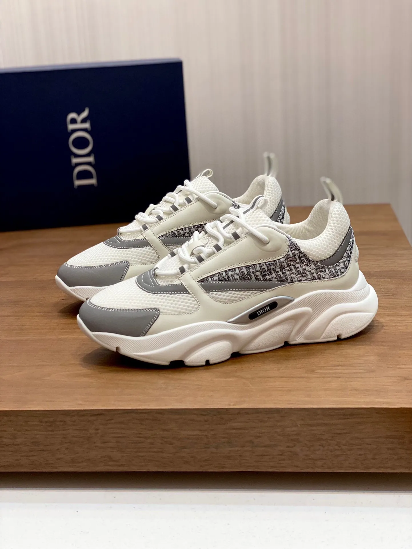 Factory price: 500💰 Dior B22 men's jogging fashion sneakers. This item draws inspiration from retro jogging shoes. It adopts a thick low-top design, with an upper made of leather and mesh fabric, and a black and white engraved rubber sole. The side is decorated with an embossed "Di~r" logo. Code number: 38-45 (38, 45, 46 can be customized)